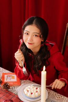 把红酒倒入B里用塞子堵